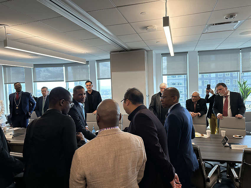 不朽情缘集团董事局主席徐鹏应邀出席博茨瓦纳总统博科圆桌聚会